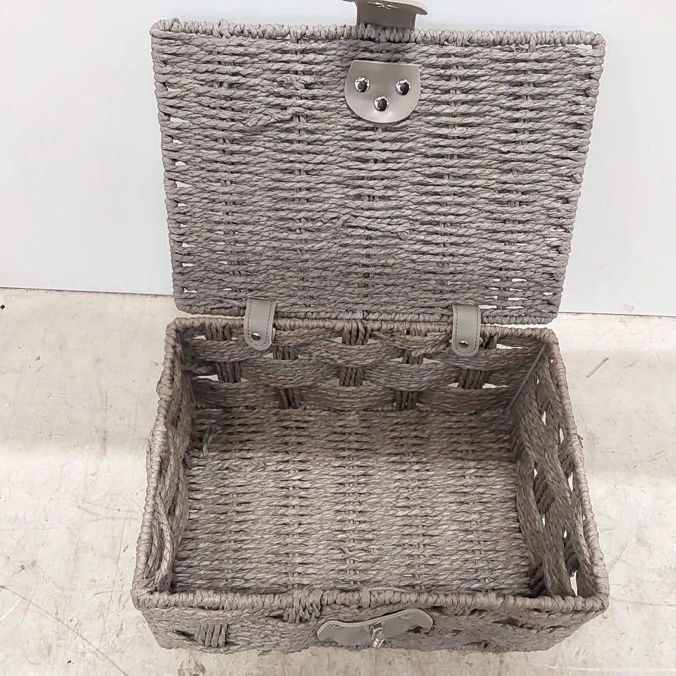 SMALL WICKER STORAGE BASKET (1 ITEM)