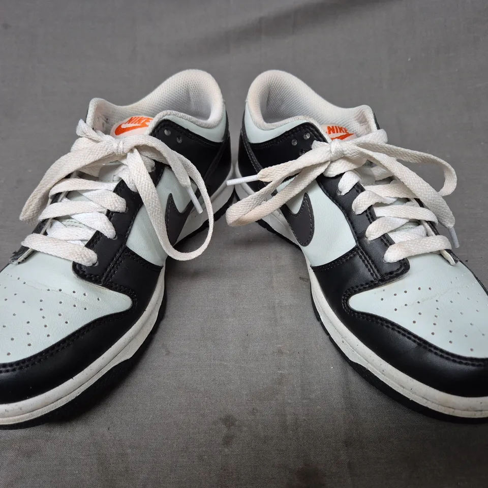 BOXED PAIR OF NIKE SHOES IN GREY/BLACK/ORANGE UK SIZE 5