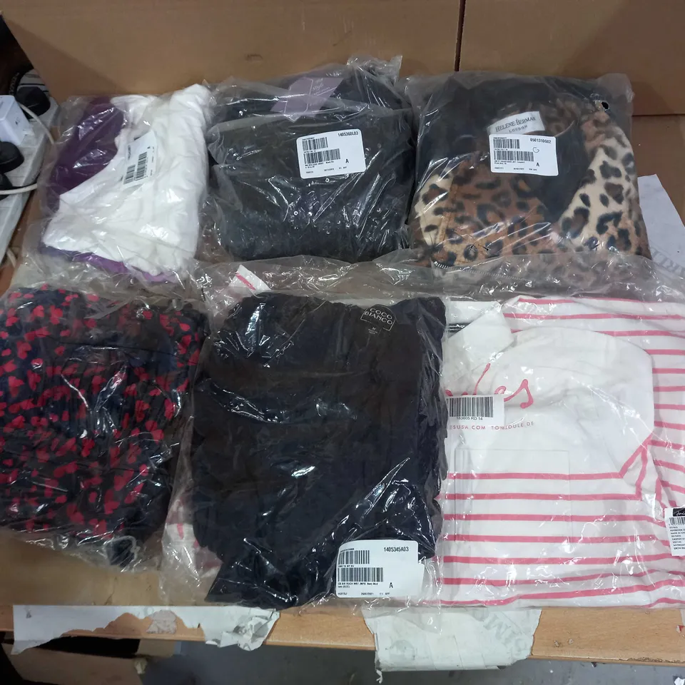 LOT OF APPROX 6 ITEMS OF WOMENS CLOTHES TO INCLUDE JUMPERS, HOODIES, TSHIRTS ETC