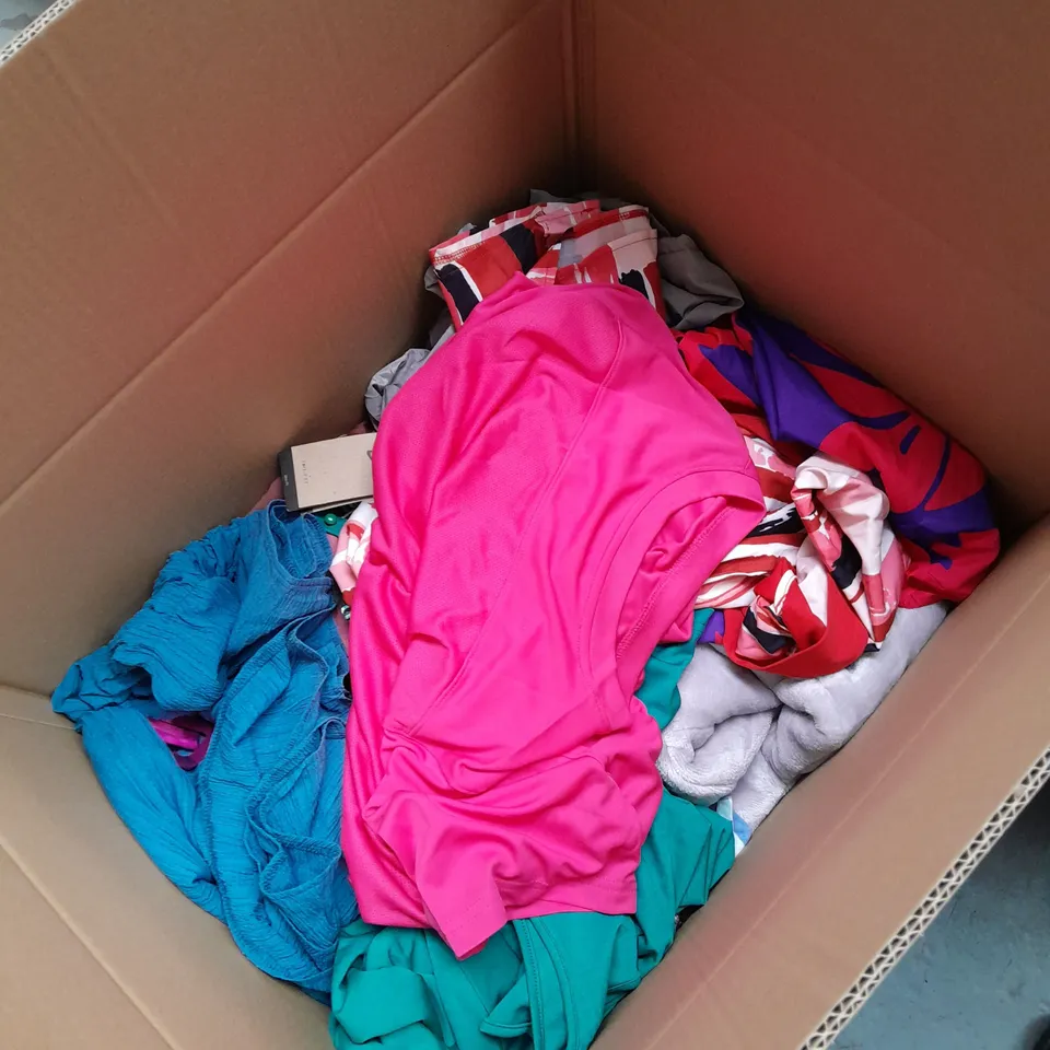 BOX OF APPROX 15 X ASSORTED ITEMS OF CLOTHING TO INCLUDE: JEANS, SHIRTS, DRESSES