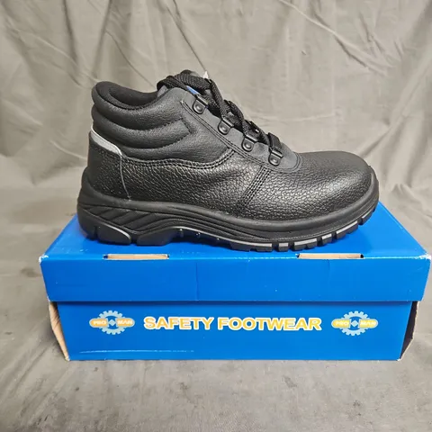 BOXED PAIR OF PROMAN CHUKKA BOOTS IN BLACK SIZE UK 3