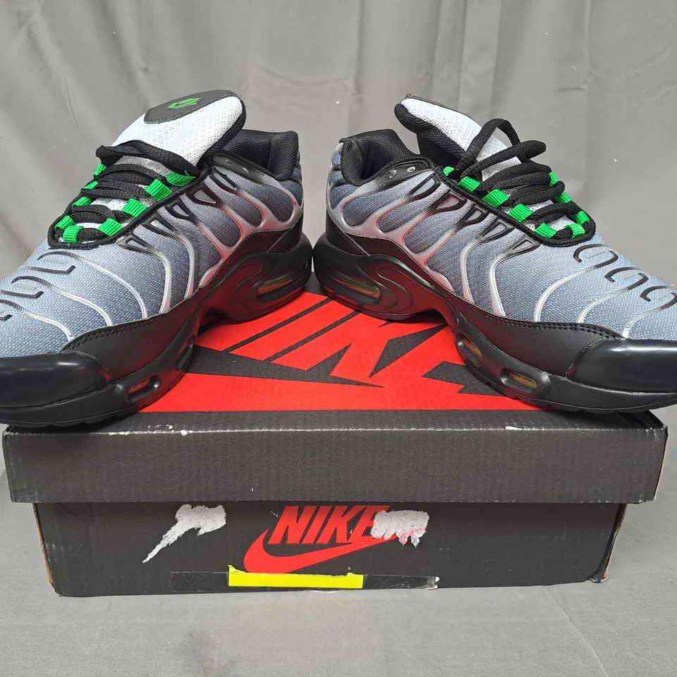 BOXED PAIR OF NIKE AIR SHOES IN GREY/GREEN UK SIZE 8.5