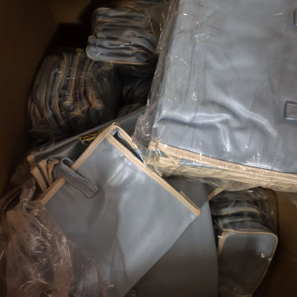 A LARGE QUANTITY OF ASSORTED SPONGE BAGS / COSMETIC BAGS 