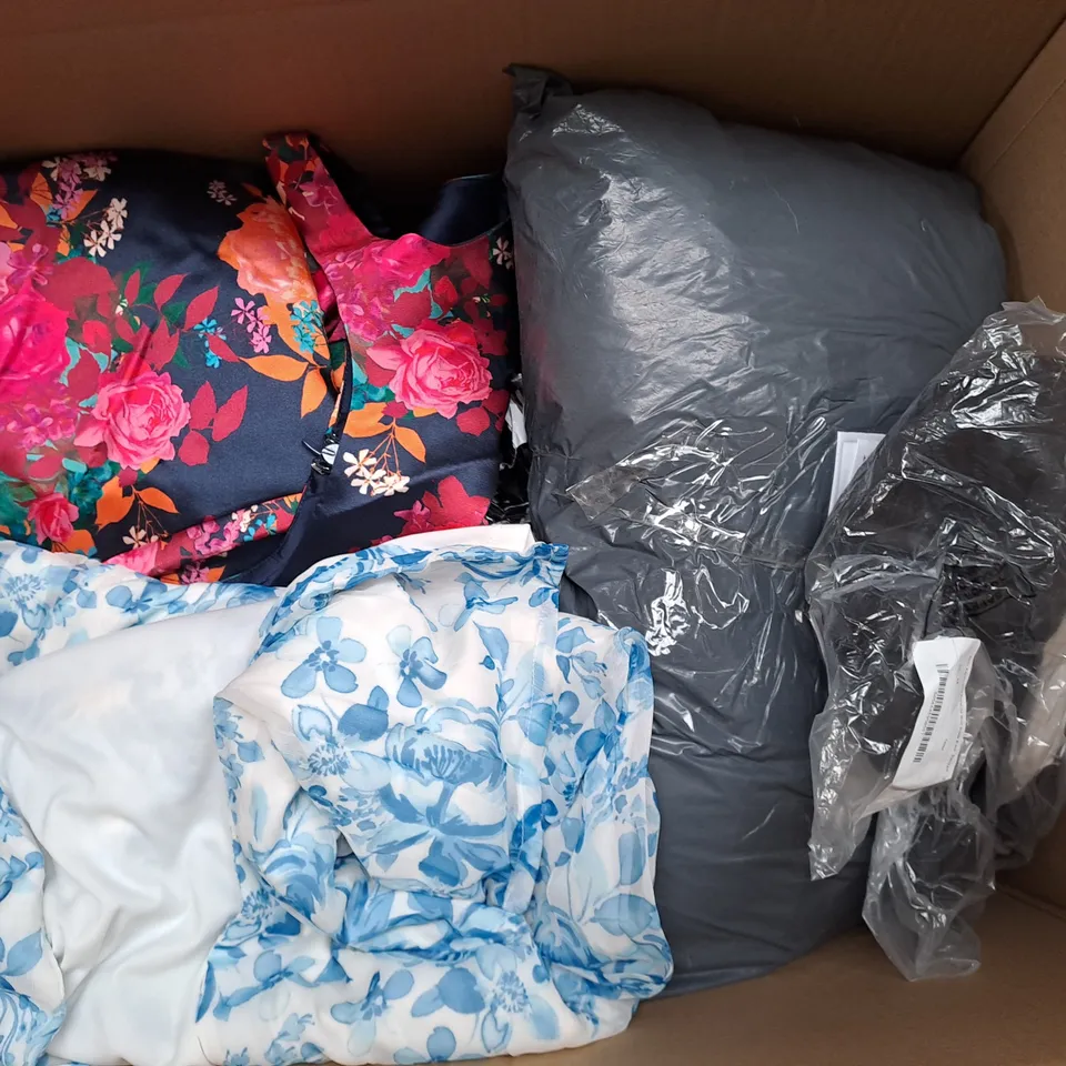 APPROXIMATELY 20 ASSORTED CLOTHING ITEMS IN VARIOUS STYLES AND SIZES 
