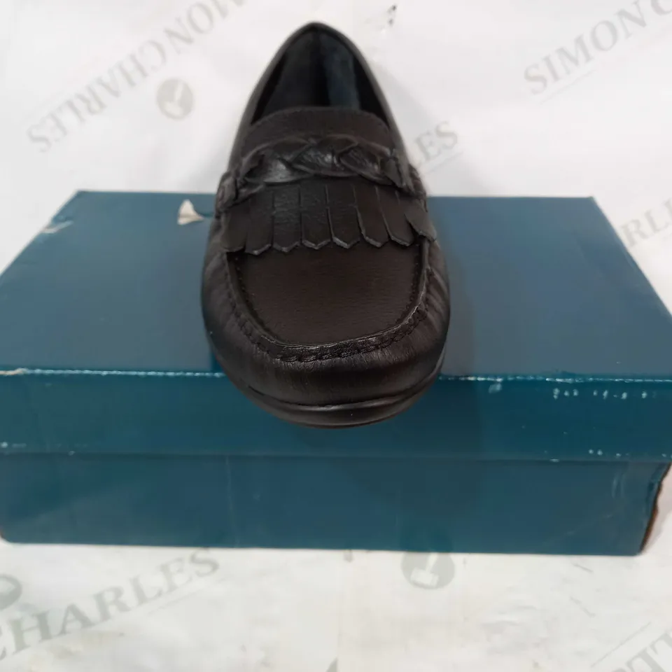 BOXED PAIR OF HOTTER SAILOR LEATHER SLIP ON SHOES IN BLACK UK SIZE 8