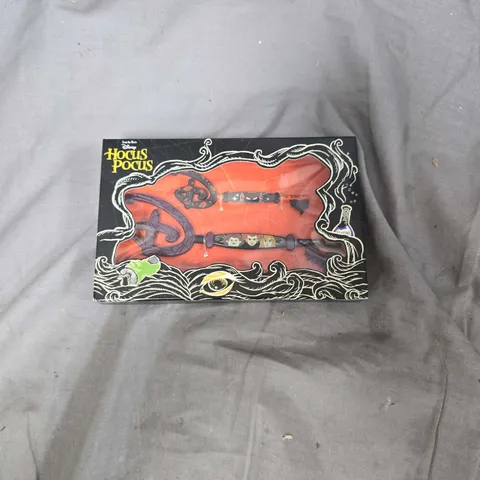 BOX OF APPROXIMATELY 48 DISNEY HOCUS POCUS WAND SET – BOXED