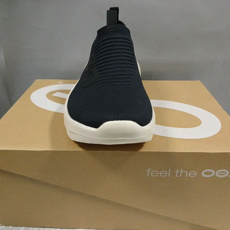 BOXED PAIR OF OOFOS SHOES IN CHALK BLACK SIZE UK 9
