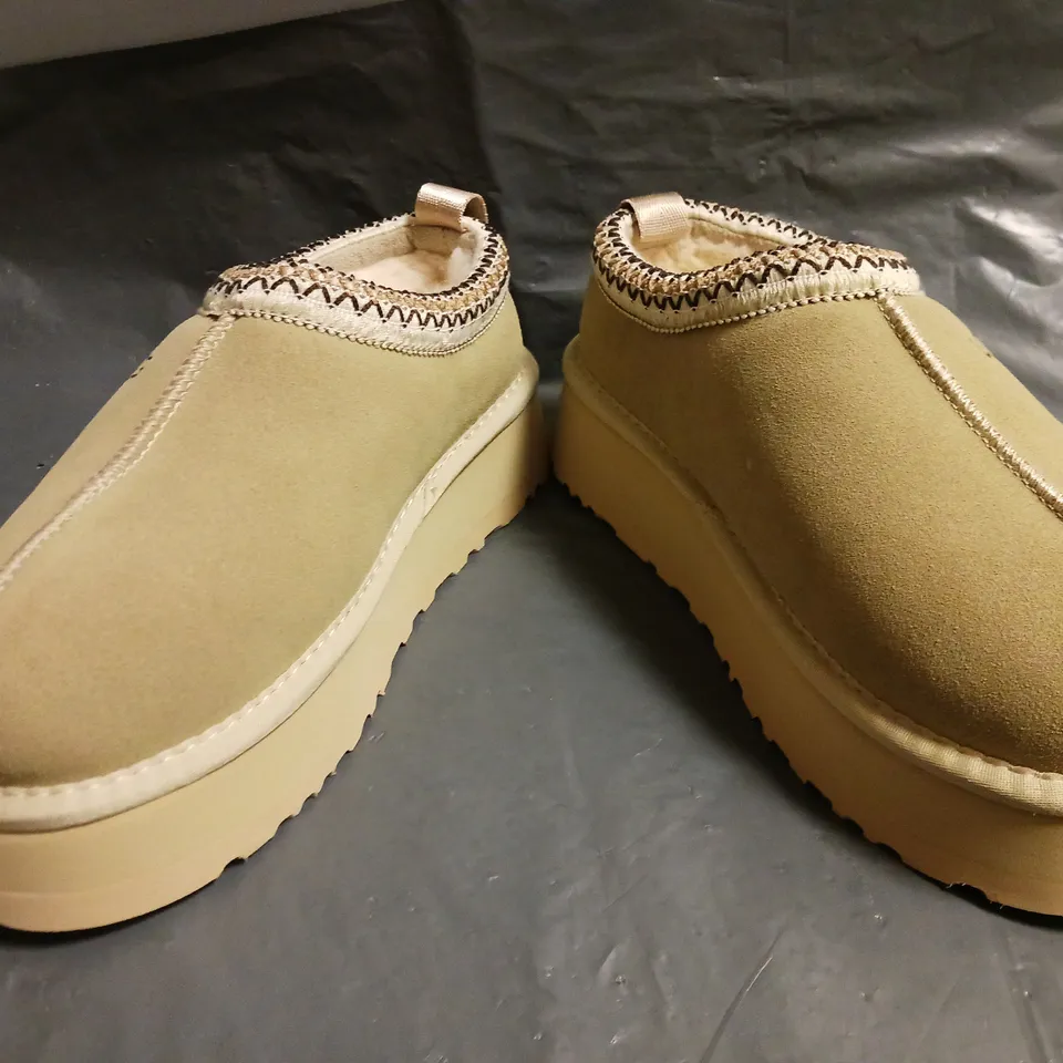 BOXED PAIR OF UGG WOMEN'S DAKOTA SHOES IN SAND UK SIZE 5