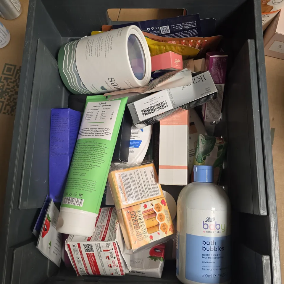 APPROXIMATELY 15 ASSORTED HEALTH & BEAUTY PRODUCTS TO INCLUDE INFINI CLEAR CLARFYING LOTION, PS BUBBLES BODY SCRUB, ENROUSH PANTYLINERS ETC - COLLECTION ONLY 