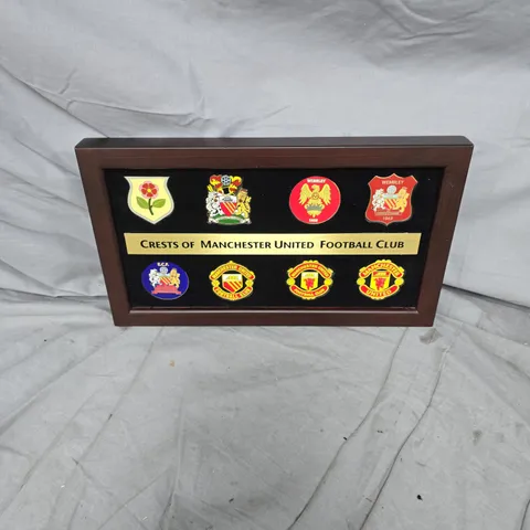 MANCHESTER UNITED CRESTS FRAMED DISPLAY – MULTI-CREST WALL ART