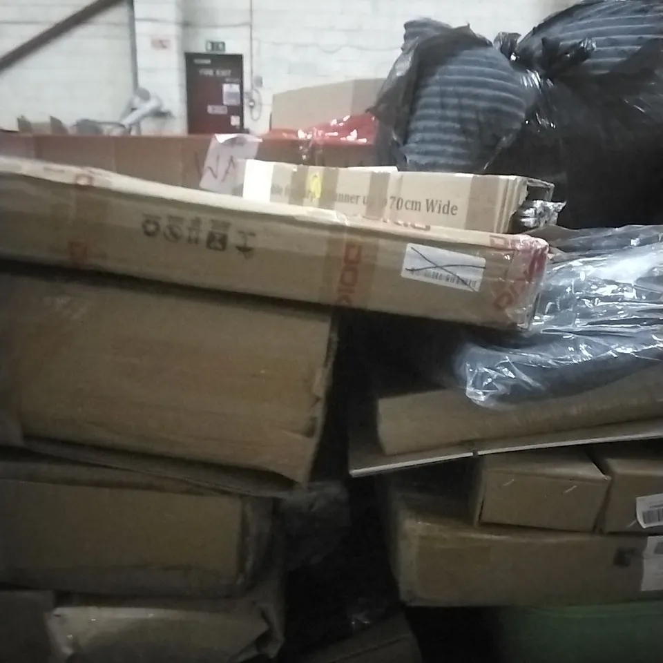PALLET OF ASSORTED ITEMS INCLUDING- PULL UP BAR, STEP LADDER