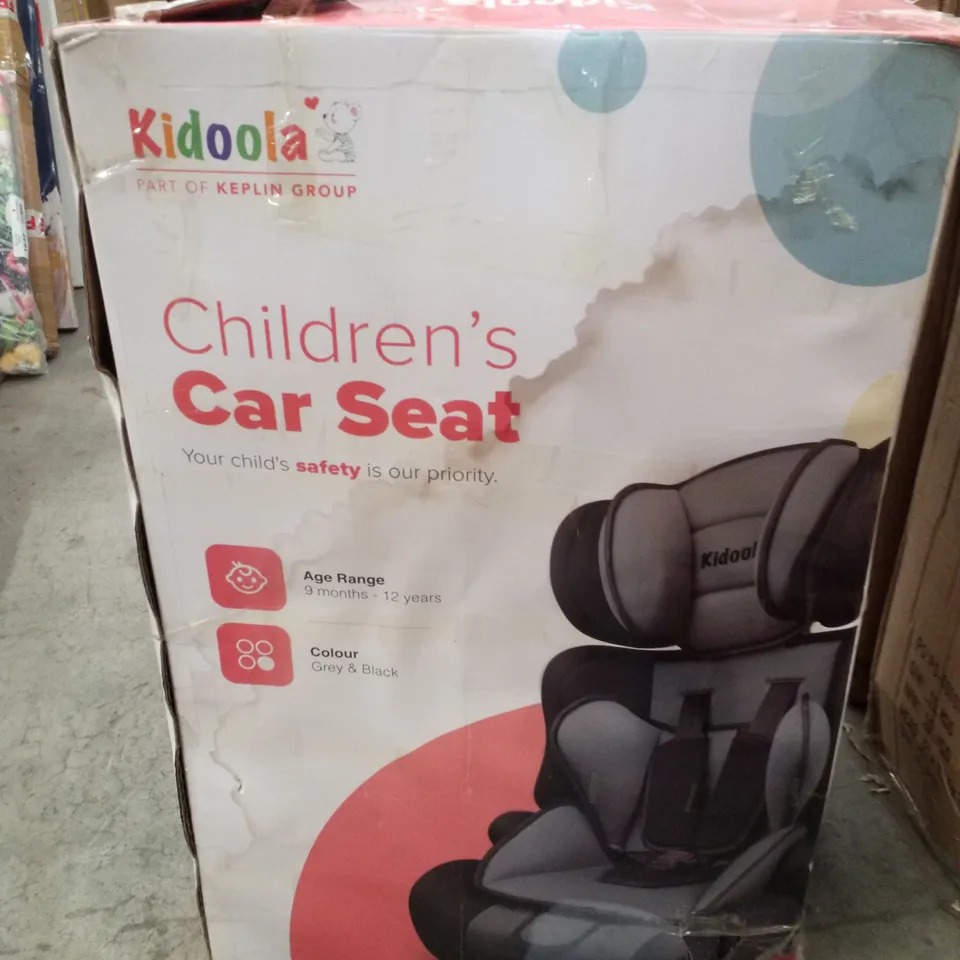 BOXED KIDOOLA CHILDRENS CAR SEAT - GREY & BLACK