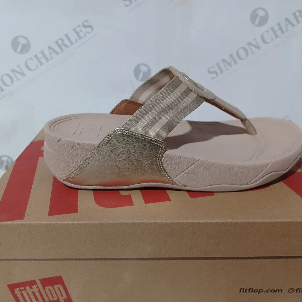 BOXED PAIR OF FIT FLOP WALKSTAR TOE-POST SANDALS IN PLATINO - UK 5