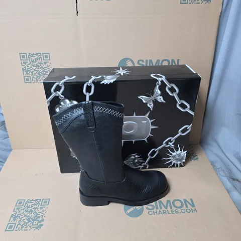 BOXED KOI THE LAST COURTSHIP MENS ORNATE STACKED COWBOY BOOTS BLACK UK SIZE 9 