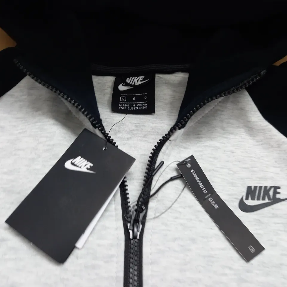 NIKE STANDARD FIT ZIP THROUGH HOODIE - L
