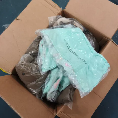 BOX OF APPROXIMATELY 30 ASSORTED CLOTHING ITEMS TO INCLUDE: MUDFLOWER JUMPER