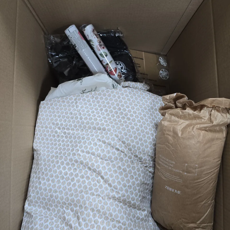 APPROXIMATELY 15 ASSORTED HOUSEHOLD PRODUCTS TO INCLUDE WALL ART, FOOD CHOPPER, MINI PILLOW ETC 