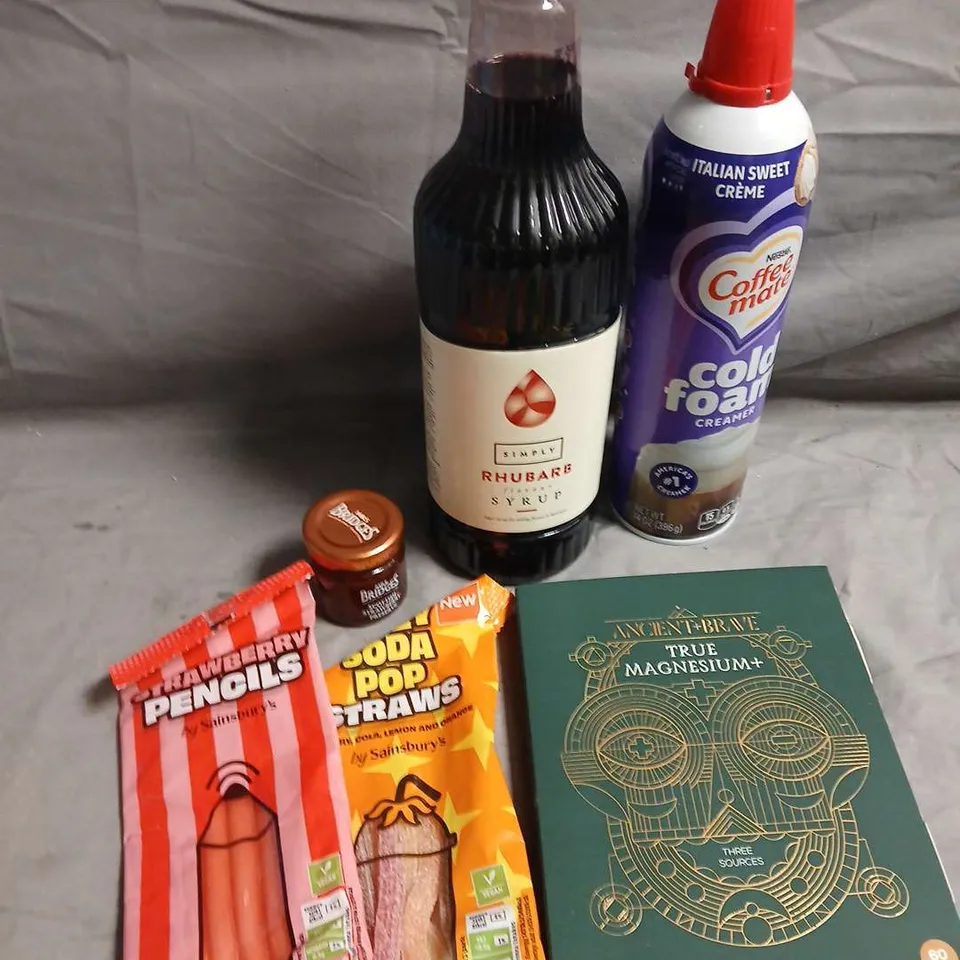 APPROXIMATELY 10 ASSORTED FOOD/DRINK PRODUCTS TO INCLUDE FOAM CREAMER, RHUBARB SYRUP, LAVAZZA COFFEE ETC 