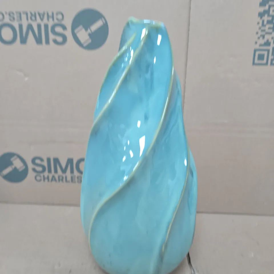 BOX OF APPROX 8 GISELA GRAHAM LONDON STONEWARE VASE - DECORATIVE SEAFOAM WAVE 