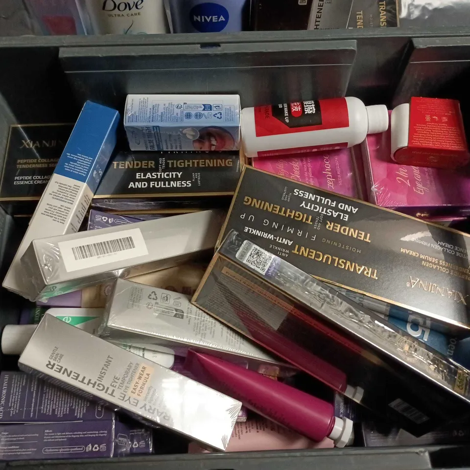 APPROXIMATELY 15 ASSORTED HEALTH & BEAUTY PRODUCTS TO INCLUDE SHAMPOOS, DOVE AND NIVEA 