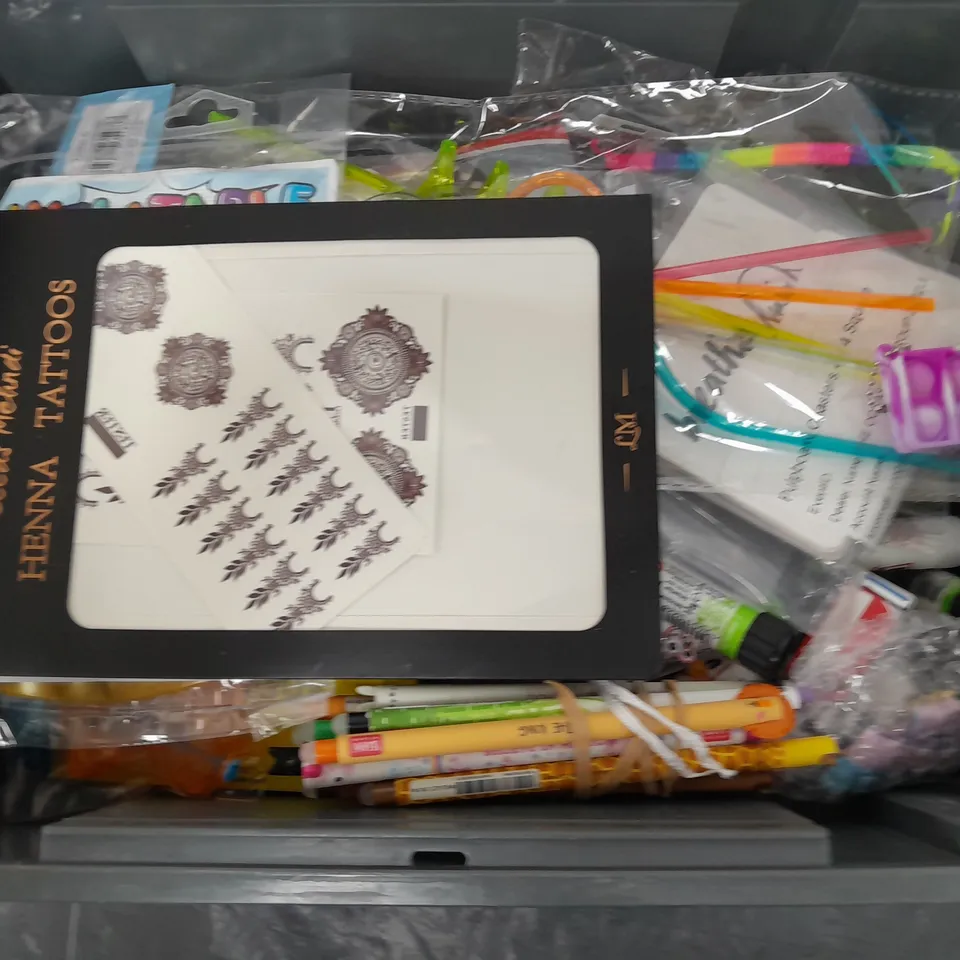 APPROXIMATELY 15 ASSORTED TOYS & GAMES PRODUCTS TO INCLUDE LEGO, UNO FLIP, PRITT STICKS, ETC