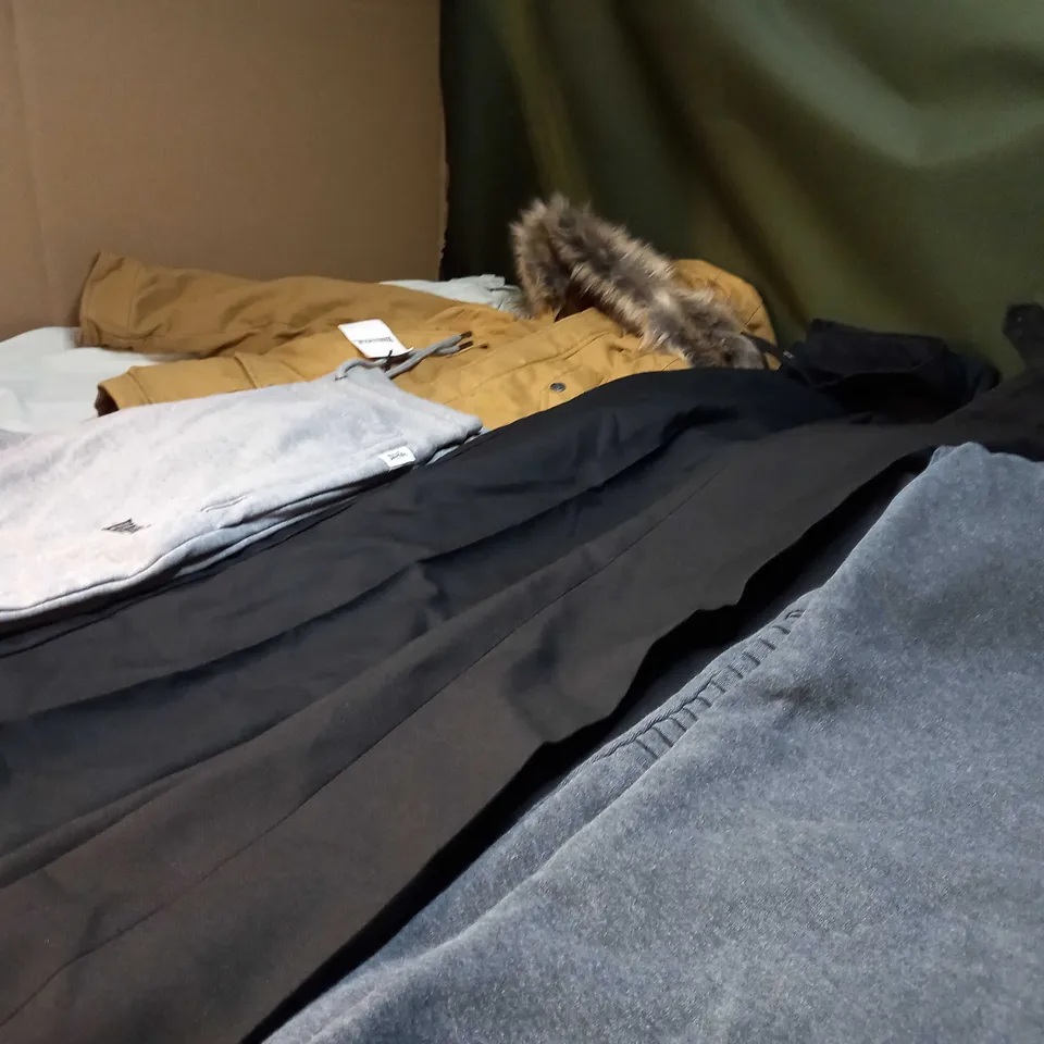 LOT OF APPROX 25 ASSORTED CLOTHING ITEMS VARYING IN SIZE/COLOUR/STYLE TO INCLUDE: TROUSERS, TOPS, DRESSES