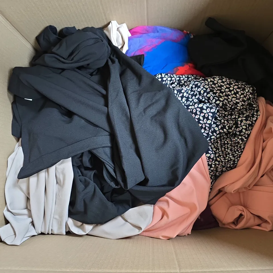 APPROXIMATELY 20 ASSORTED CLOTHING ITEMS IN VARIOUS COLOURS, STYLES AND SIZES