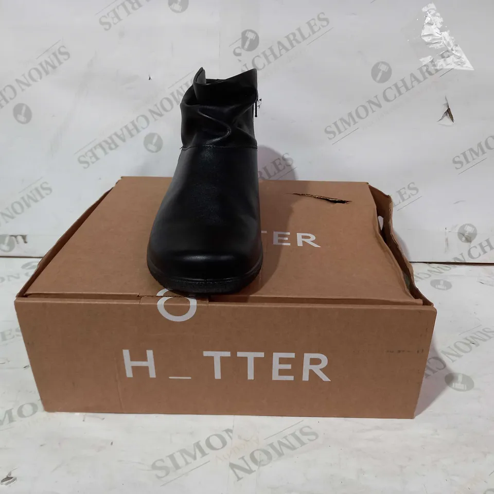 BOXED PAIR OF HOTTER MURMUR ZIP UP SHOES IN BLACK UK SIZE 8