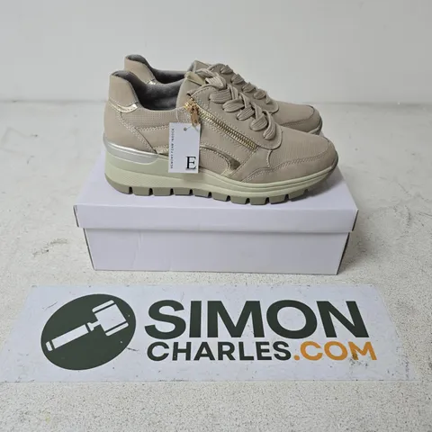 BOXED PAIR OF SHOES BY EMMA DAWLISH SHOES IN BEIGE - UK 5