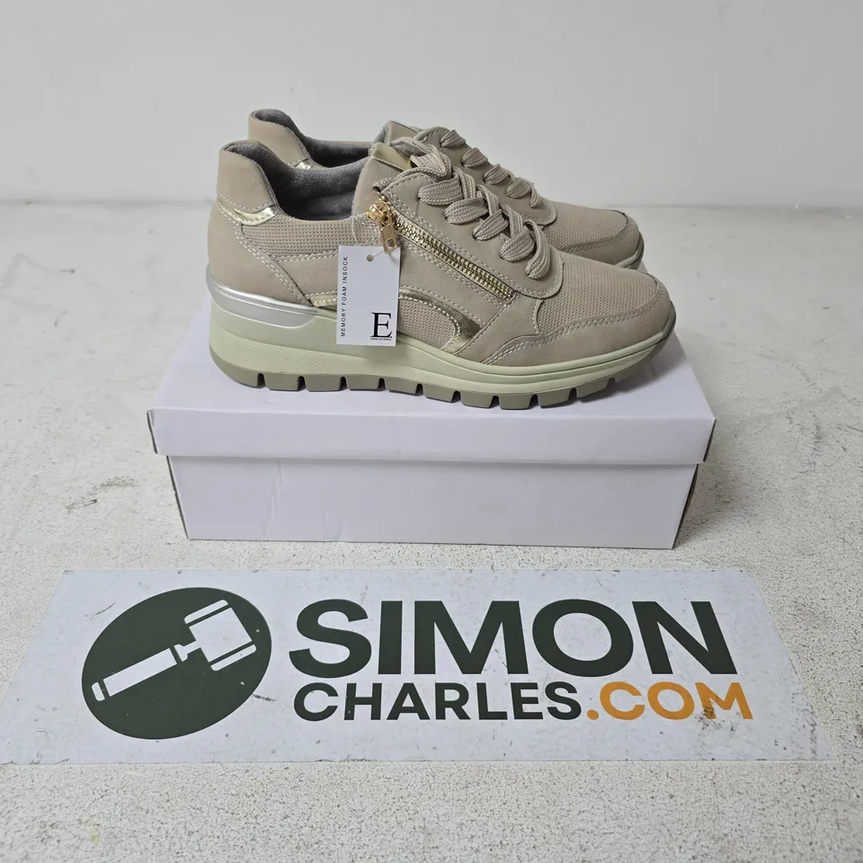 BOXED PAIR OF SHOES BY EMMA DAWLISH SHOES IN BEIGE - UK 5