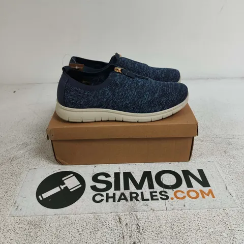 BOXED PAIR OF LIFESTYLE BY CUSHION-WALK RUTH SHOES IN NAVY - SIZE 8