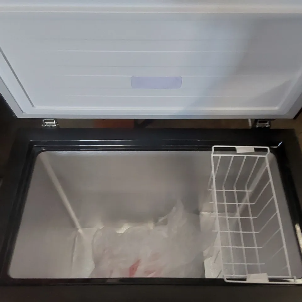  FRIDGEMASTER MCF198EB 191L CHESTER FREEZER 4 STAR FREEZER RATING - 55.7D X 89.1W X 85.3H CM BLACK WITH RECESSED HANDLE - E RATED