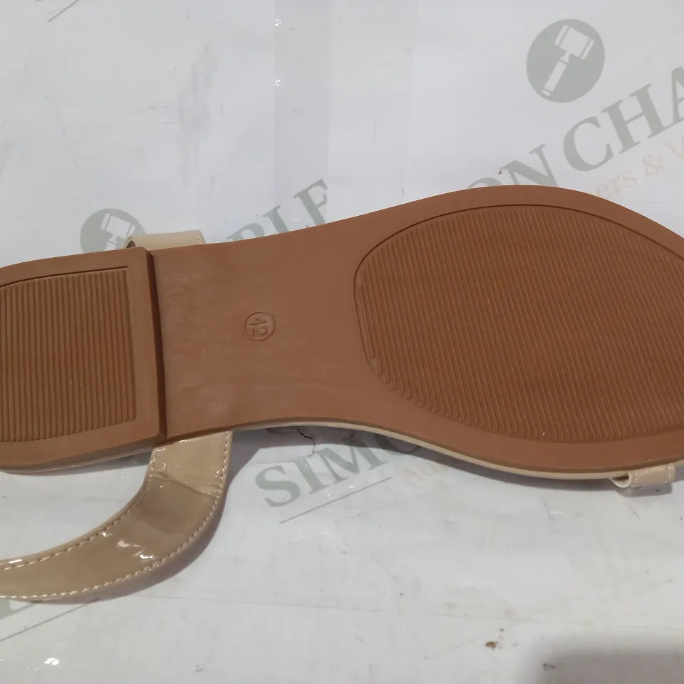 PAIR OF DESIGNER FLAT SANDALS IN NUDE COLOUR W. JEWEL EFFECT EU SIZE 42