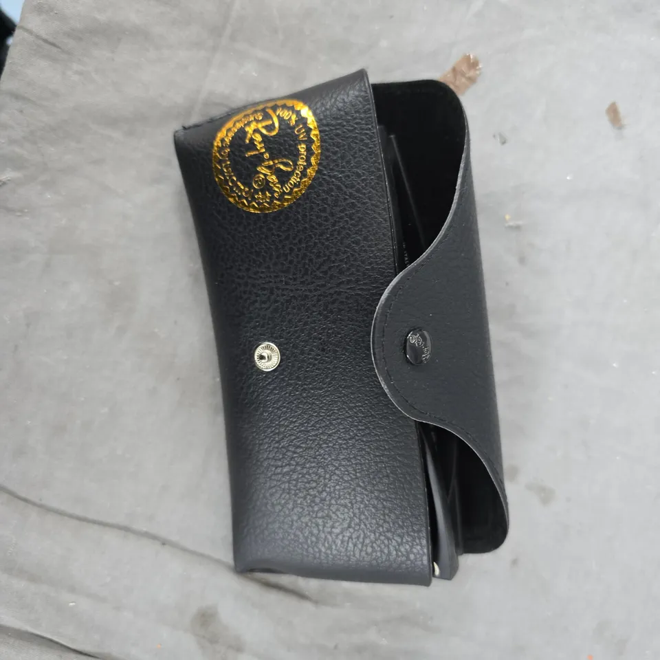 RAY-BAN SUNGLASSES – BLACK FRAME, DARK LENSES 