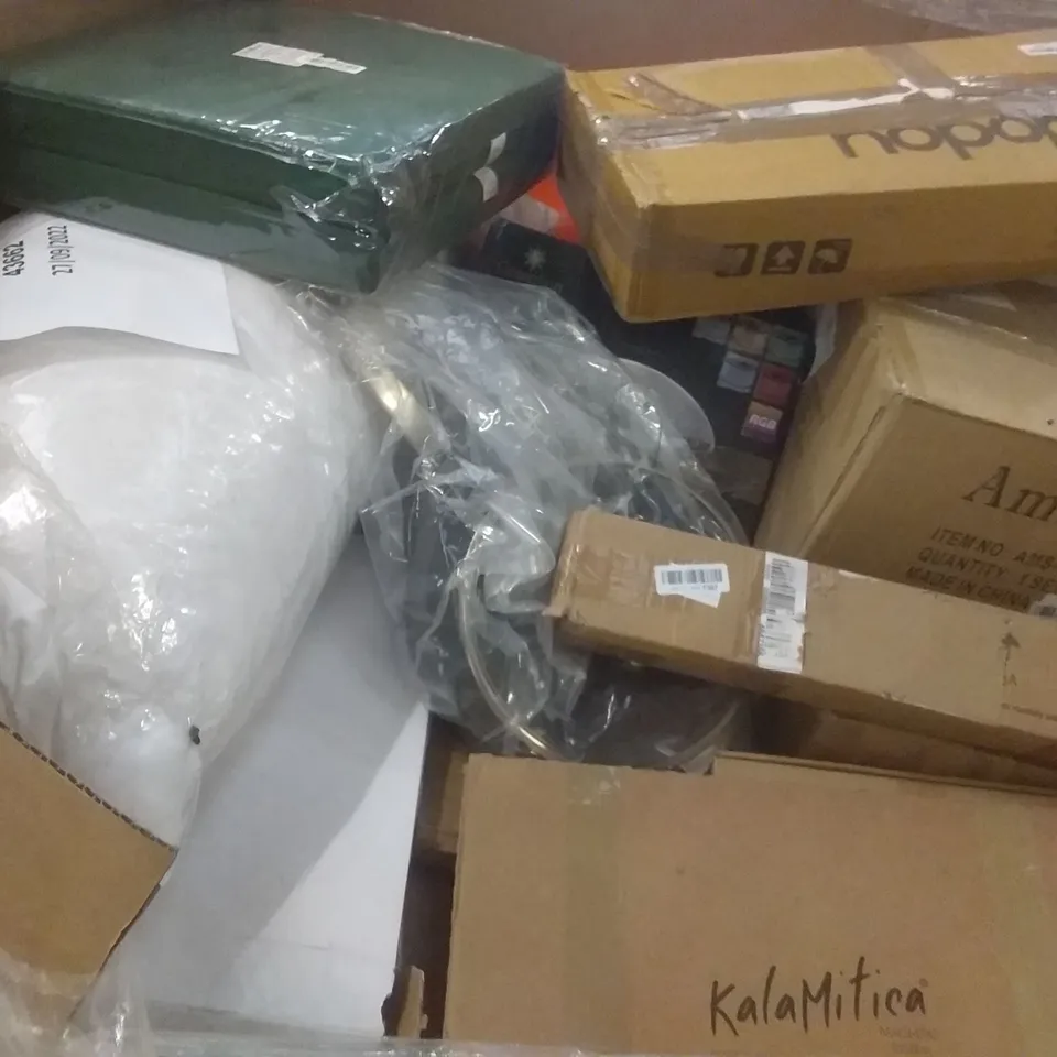 PALLET OF ASSORTED ITEMS INCLUDING CARTTIYA TOILET SEAT, TAIYUHOMES DAY AND NIGHT ROLLER BLIND, TAIYUHOMES VENETIAN BLIND, GREEN SUN LED LIGHT STRIPE, KNITTING MACHINE MAGIC LOOP LOOM, KALAMITICA