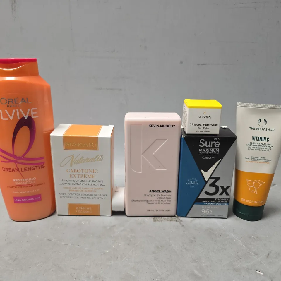 APPROXIMATELY 15 ASSORTED HEALTH & BEAUTY ITEMS TO INCLUDE - THE BODY SHOP VITAMIN C , L'OREAL SHAMPOO , SURE MAXIMUM PROTECTION CREAM ETC