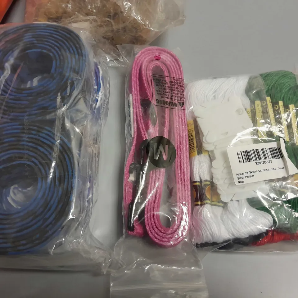 LOT OF 5 ASSORTED ITEMS TO INCLUDE NATURAL WILLOW BRANCHES, INFLATABLE BALL AND STRING SET