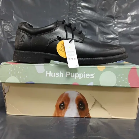BOXED PAIR OF HUSH PUPPIES LACE UP SHOES IN BLACK SIZE 6