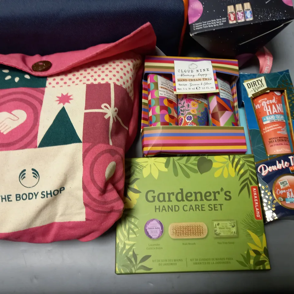 LOT OF 9 ASSORTED HEALTH AND BEAUTY SETS TO INCLUDE TED BAKER, BODY SHOP AND IMPULSE