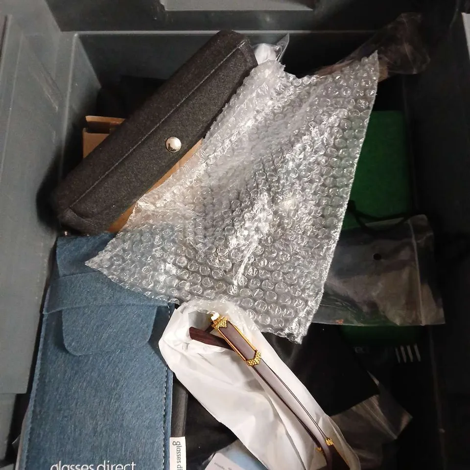 APPROXIMATELY 15 ASSORTED GLASSES/SUNGLASSES IN VARIOUS DESIGNS