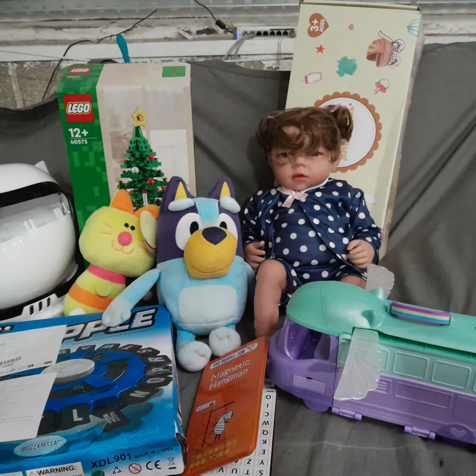 APPROXIMATELY 20 ASSORTED TOYS TO INCLUDE NASA SPACE HELMET, BLUEY PLUSH, LEGO CHRISTMAS TREE, REBORN BABY DOLL