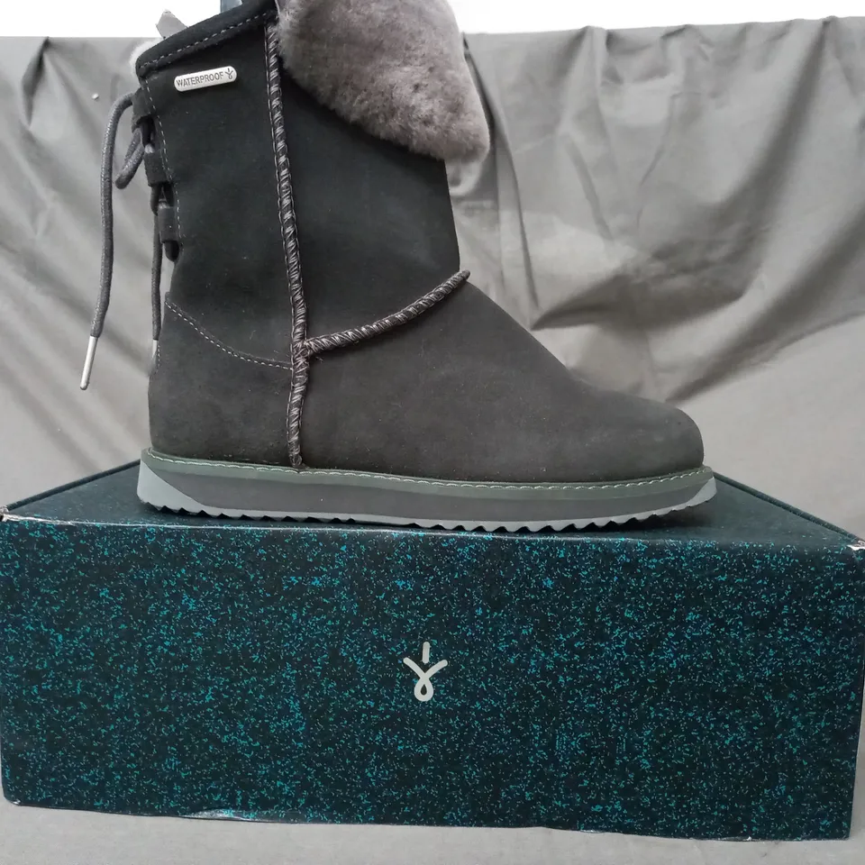 BOXED PAIR OF EMU AUSTRALIA BOOTS IN DARK GREY SIZE 4
