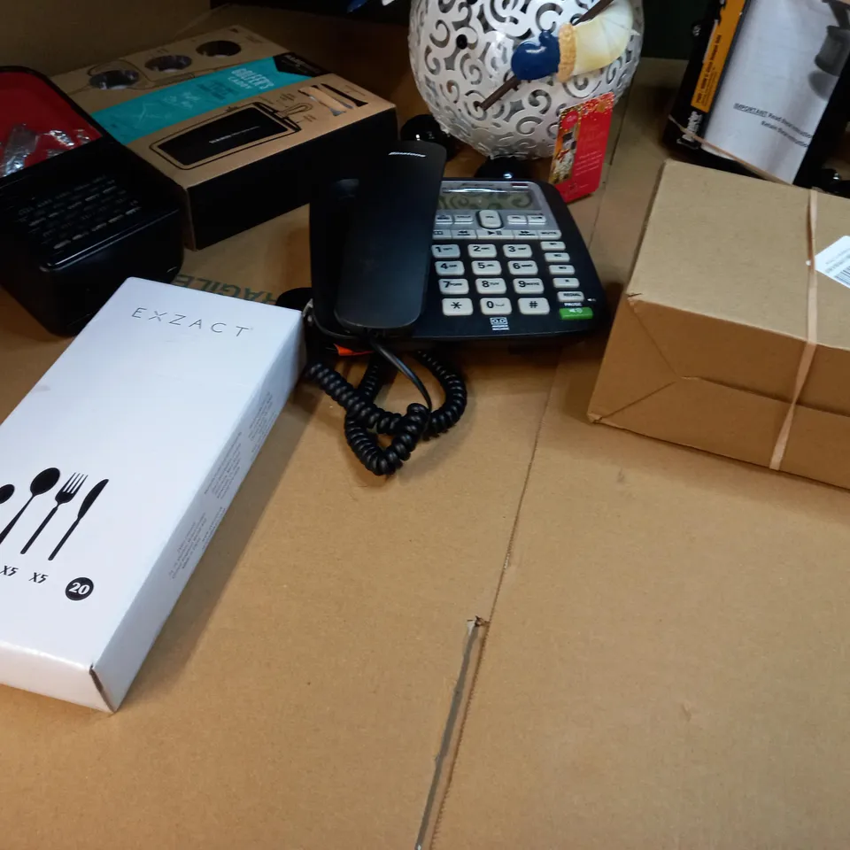 LARGE BOX OF APPROXIMATELY 20 ASSORTED HOUSEHOLD ITEMS TO INCLUDE: TELEPHONE, GOLF GIFT SET, METAL SNOWMAN