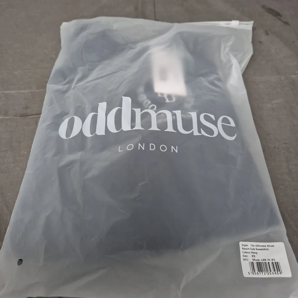 ODDMUSE LONDON THE ULTIMATE MUSE RESORT CLUB SWEATSHIRT – NAVY, XS