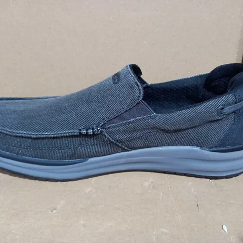BOXED PAIR OF SKECHERS MEN'S ARCH FIT MELO CANVAS SLIP ON SHOE UK SIZE 9