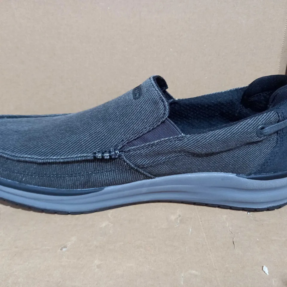 BOXED PAIR OF SKECHERS MEN'S ARCH FIT MELO CANVAS SLIP ON SHOE UK SIZE 9