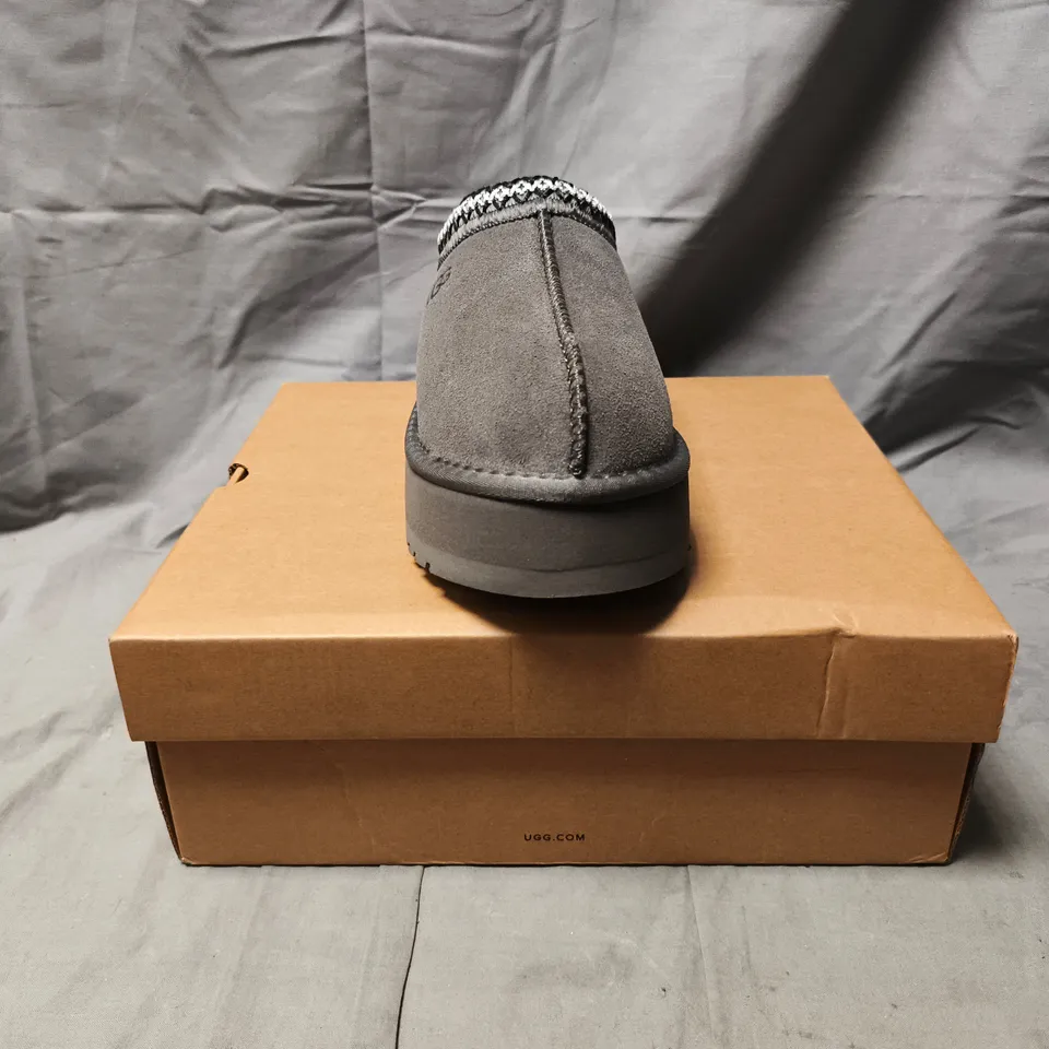 BOXED PAIR OF UGG WOMEN'S DAKOTA PLAYFORM SHOES IN GREY SIZE UK 5
