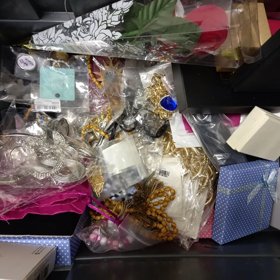 BOX OF APPROX 20 COSTUME JEWELLERY ITEMS TO INCLUDE GOLD EFFECT BRACELETS, GT WELLNESS MAGNETIC BRACELET, SILVER EFFECT JUBILEE BADGE