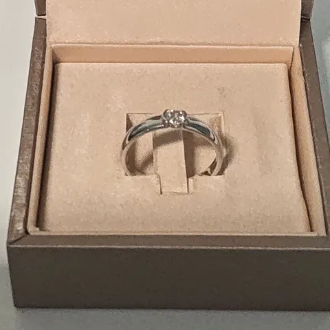 18CT WHITE GOLD SOLITAIRE RING SET WITH A NATURAL DIAMOND