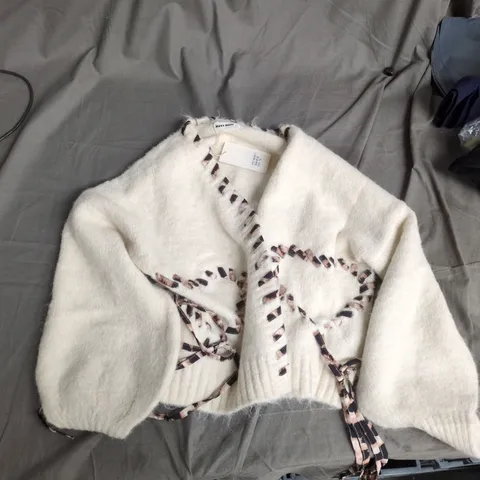 BOX OF APPROXIMATELY 20 ASSORTED CLOTHING ITEMS TO INCLUDE: MUSY MUSE CARDIGAN AND F AND F JUMPER 